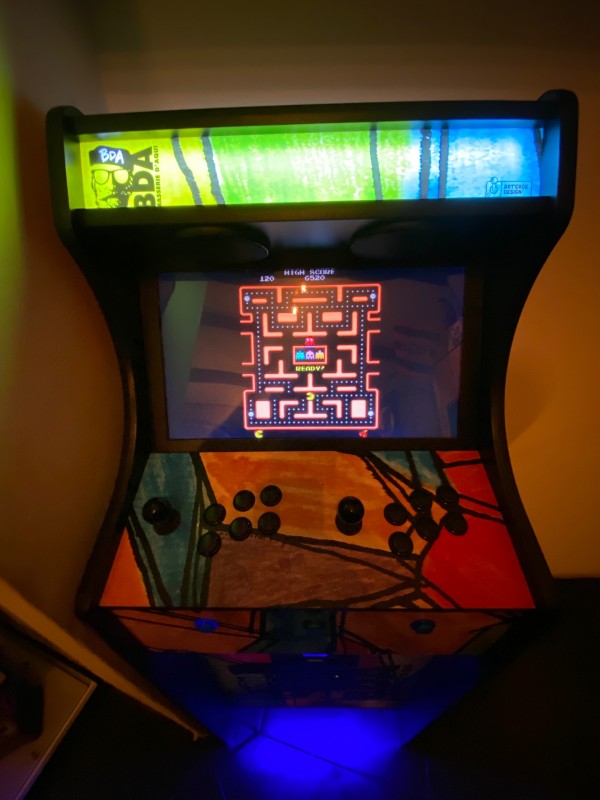 Est-ce que Art Cade Design propose des bornes d'arcade personnalisables contenant une variété de jeux, y compris Pac Man, pour leurs clients ?