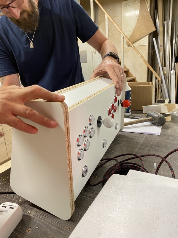 Découvrez nos bornes d'arcades personnalisées à Nice : la qualité supérieure de fabrication avec des partenaires locaux et artisans